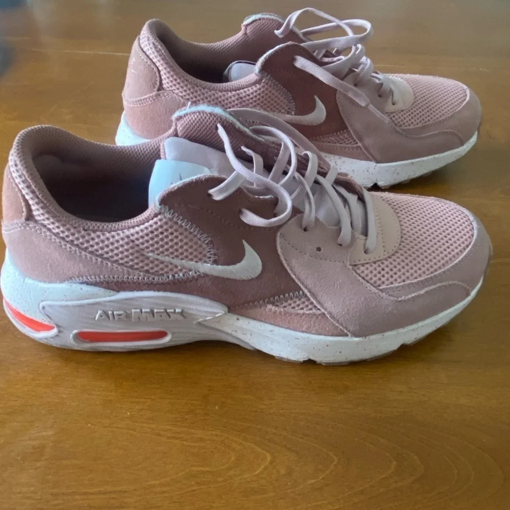 Nike excellent barely